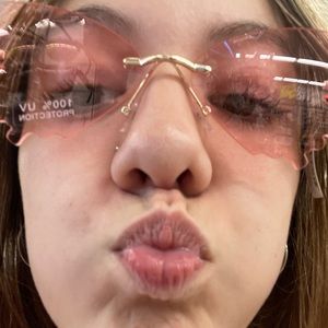 Meet your Posher, Olivia